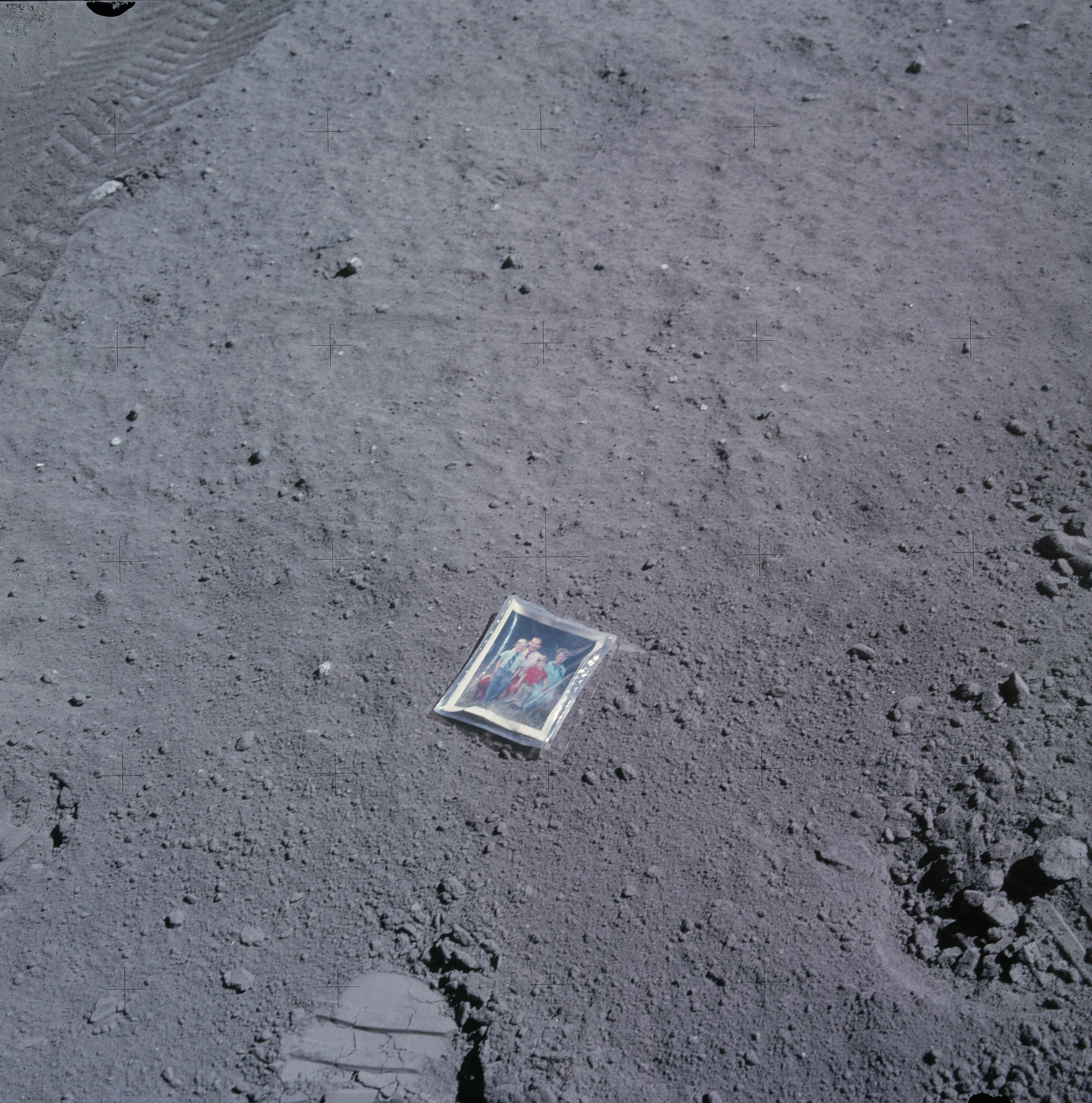 Foto de la familia Duke sobre el suelo lunar, Apollo 16