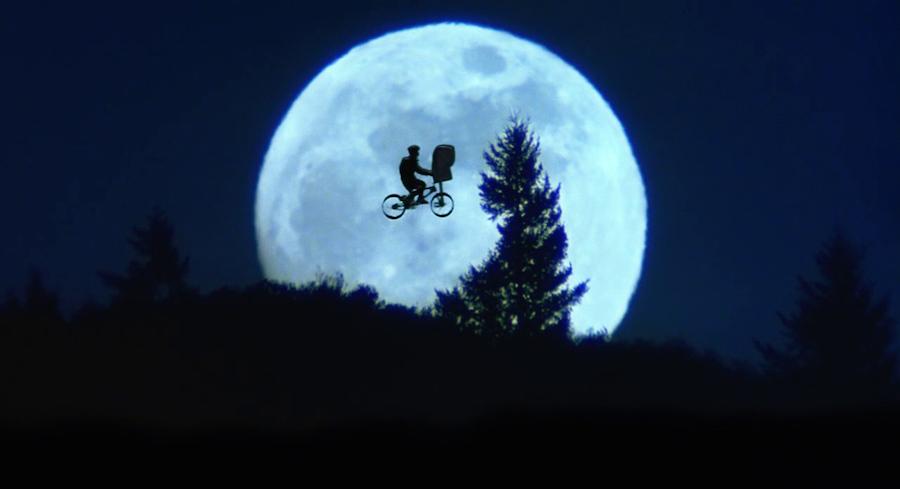 Silueta frente a la Luna — fotograma cinematográfico